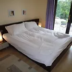 Grove Homes 3 Bed By Trident Homes דירה *